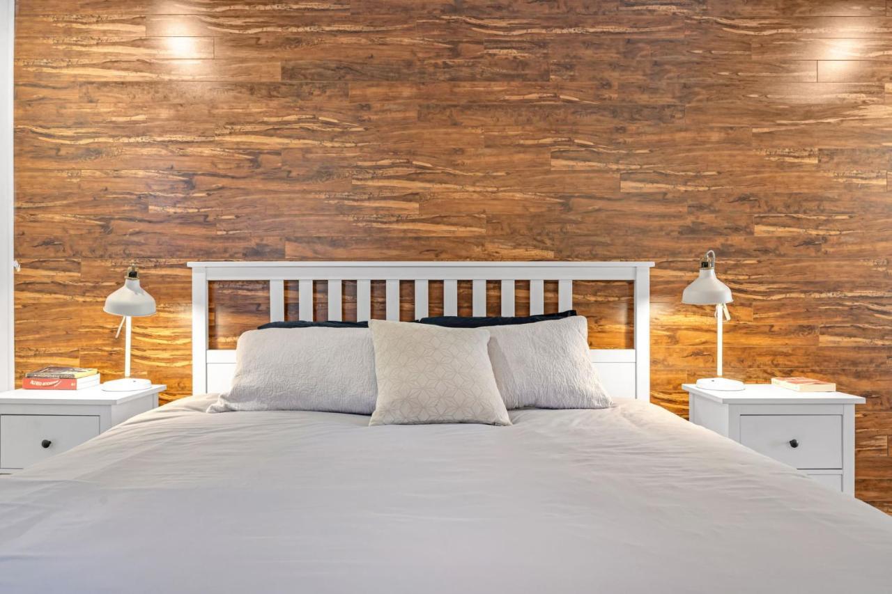 Amazing Fully Renovated Apartment On Queen St. Торонто Экстерьер фото